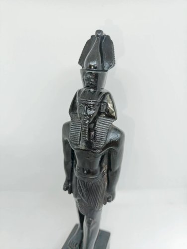 sculpture egyptienne en resine dans le gout des porductions du musee du louvre en bon etat