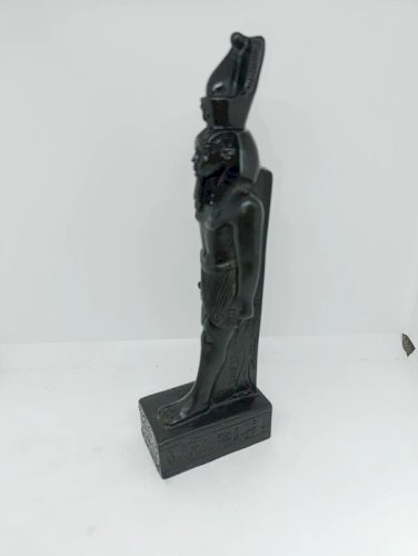 sculpture egyptienne en resine dans le gout des porductions du musee du louvre en bon etat