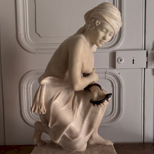 Sculpture en albâtre une jeune femme tenant un serpent en bronze 1930 M3742