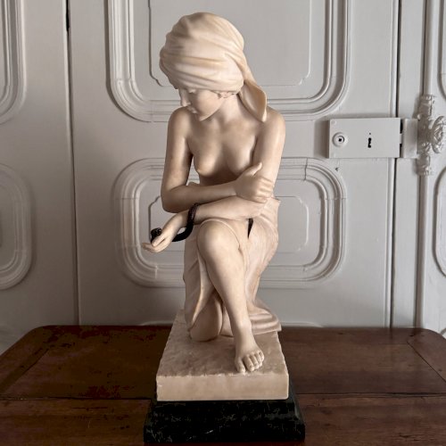 Sculpture en albâtre une jeune femme tenant un serpent en bronze 1930 M3742
