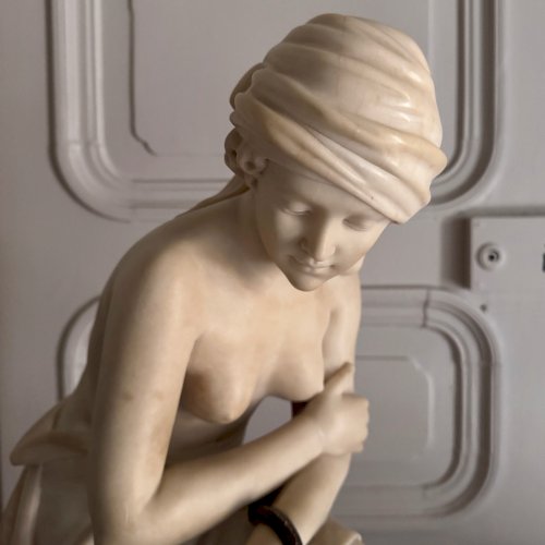 Sculpture en albâtre une jeune femme tenant un serpent en bronze 1930 M3742