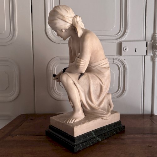Sculpture en albâtre une jeune femme tenant un serpent en bronze 1930 M3742