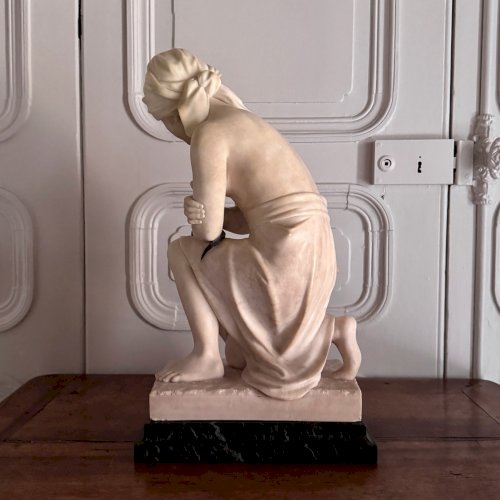 Sculpture en albâtre une jeune femme tenant un serpent en bronze 1930 M3742