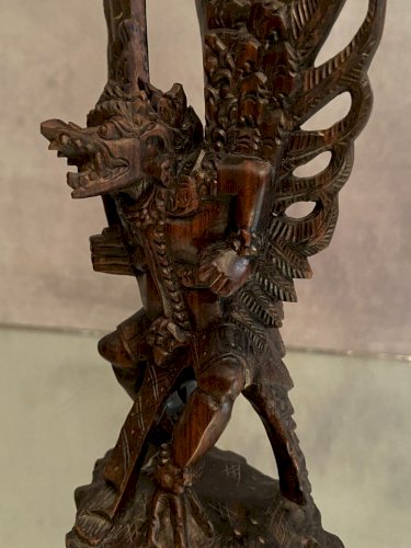 Sculpture en bois finement ciselé représentant la divinité Garuda Indonésie Bali