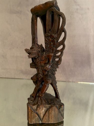 Sculpture en bois finement ciselé représentant la divinité Garuda Indonésie Bali