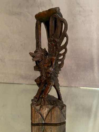 Sculpture en bois finement ciselé représentant la divinité Garuda Indonésie Bali