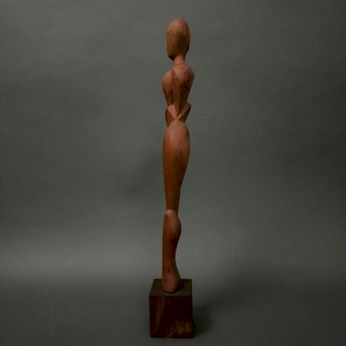 Sculpture en bois sculpté monoxyde femme par Calin Hentea XXe M3479