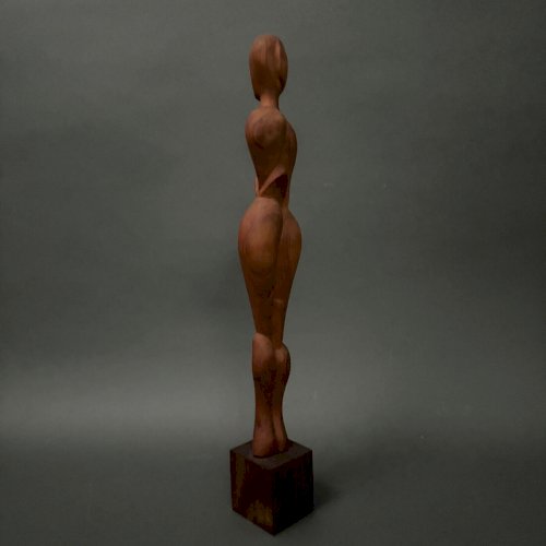 Sculpture en bois sculpté monoxyde femme par Calin Hentea XXe M3479