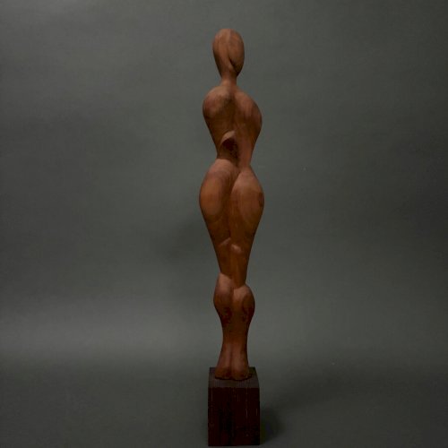 Sculpture en bois sculpté monoxyde femme par Calin Hentea XXe M3479