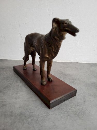 SCULPTURE EN BRONZE CHIEN LEVRIER SUR SOCLE EN BOIS
