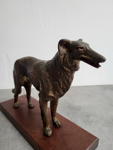 SCULPTURE EN BRONZE CHIEN LEVRIER SUR SOCLE EN BOIS