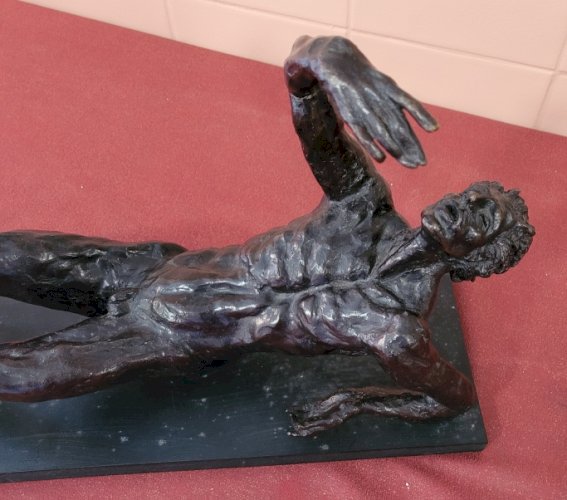 Sculpture en bronze de Damien HERMELLIN : nu masculin allongé