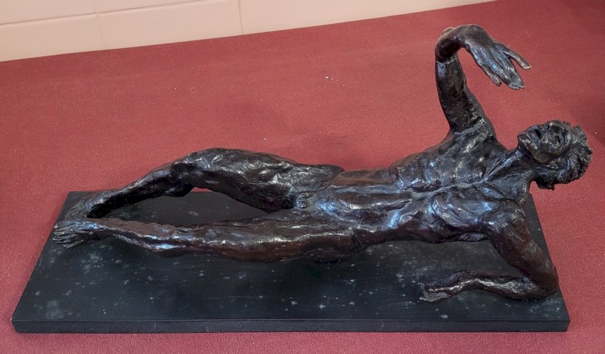 Sculpture en bronze de Damien HERMELLIN : nu masculin allongé