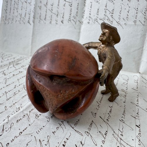 Sculpture en bronze d'un marin poussant une mangue en corozo début XIXe M4067