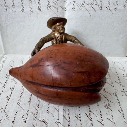 Sculpture en bronze d'un marin poussant une mangue en corozo début XIXe M4067
