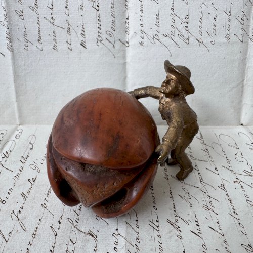Sculpture en bronze d'un marin poussant une mangue en corozo début XIXe M4067