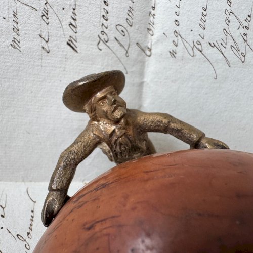 Sculpture en bronze d'un marin poussant une mangue en corozo début XIXe M4067