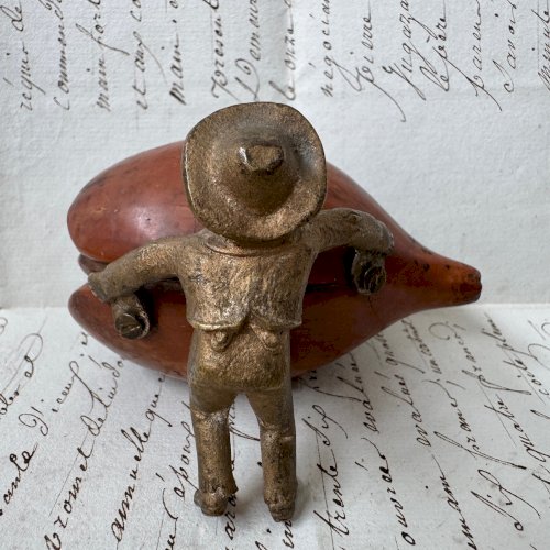 Sculpture en bronze d'un marin poussant une mangue en corozo début XIXe M4067