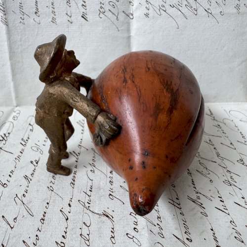 Sculpture en bronze d'un marin poussant une mangue en corozo début XIXe M4067