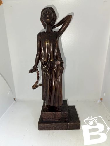 sculpture en bronze femme aux chaines en bon etat