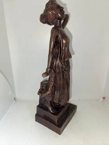 sculpture en bronze femme aux chaines en bon etat