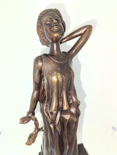 sculpture en bronze femme aux chaines en bon etat