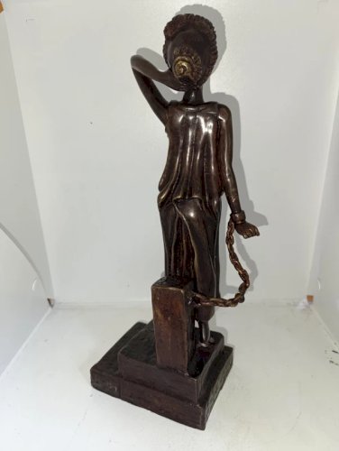 sculpture en bronze femme aux chaines en bon etat