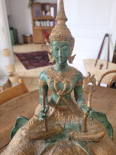 Sculpture en bronze patiné représentant le dieu hindou Indra chevauchant le mythique éléphant à trois têtes