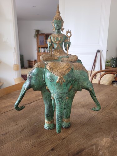 Sculpture en bronze patiné représentant le dieu hindou Indra chevauchant le mythique éléphant à trois têtes
