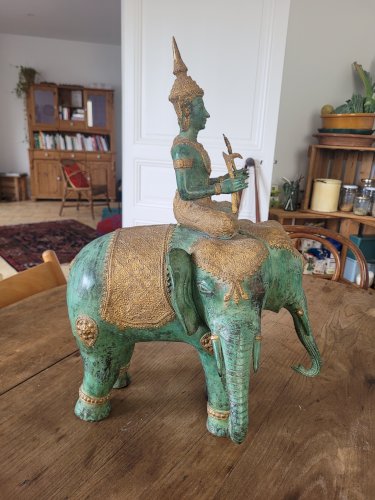 Sculpture en bronze patiné représentant le dieu hindou Indra chevauchant le mythique éléphant à trois têtes