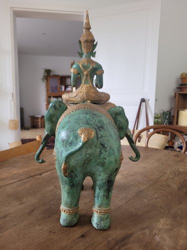 Sculpture en bronze patiné représentant le dieu hindou Indra chevauchant le mythique éléphant à trois têtes
