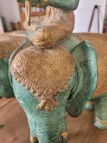 Sculpture en bronze patiné représentant le dieu hindou Indra chevauchant le mythique éléphant à trois têtes