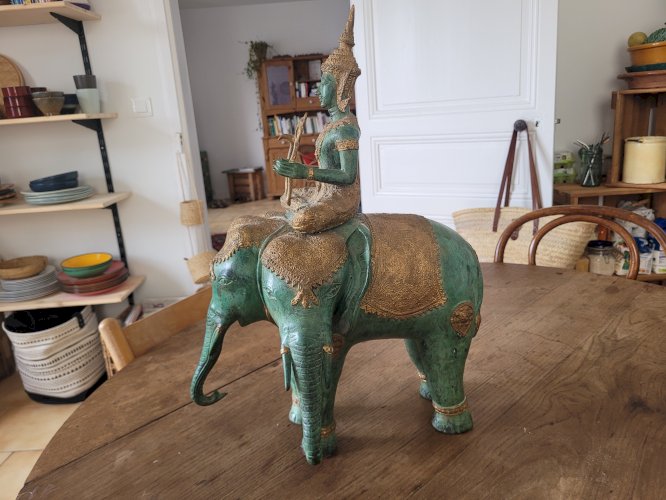 Sculpture en bronze patiné représentant le dieu hindou Indra chevauchant le mythique éléphant à trois têtes