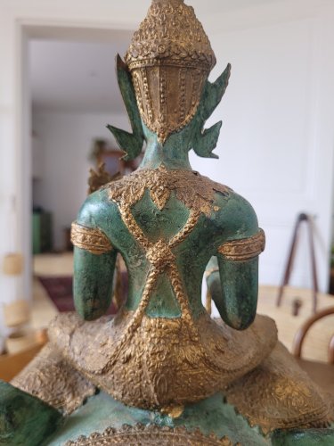 Sculpture en bronze patiné représentant le dieu hindou Indra chevauchant le mythique éléphant à trois têtes