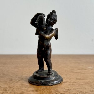 Sculpture en bronze représentant un ange portant un dauphin XIXe M3708