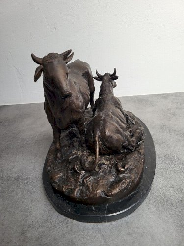 SCULPTURE EN BRONZE SUR SOCLE EN MARBRE REPRESENTANT 2 TAUREAUX