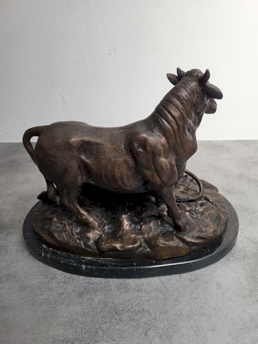 SCULPTURE EN BRONZE SUR SOCLE EN MARBRE REPRESENTANT 2 TAUREAUX