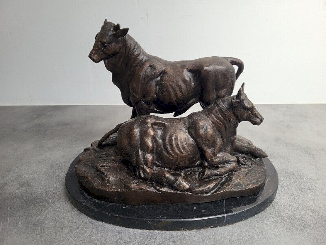 SCULPTURE EN BRONZE SUR SOCLE EN MARBRE REPRESENTANT 2 TAUREAUX