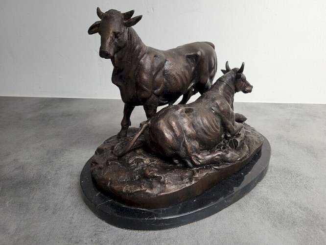 SCULPTURE EN BRONZE SUR SOCLE EN MARBRE REPRESENTANT 2 TAUREAUX