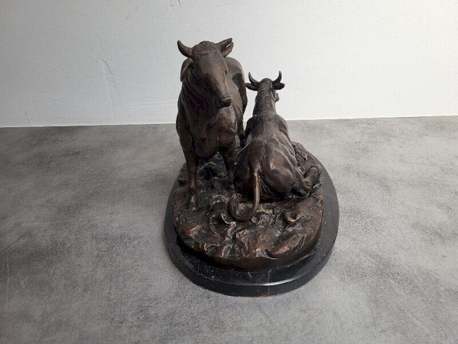 SCULPTURE EN BRONZE SUR SOCLE EN MARBRE REPRESENTANT 2 TAUREAUX