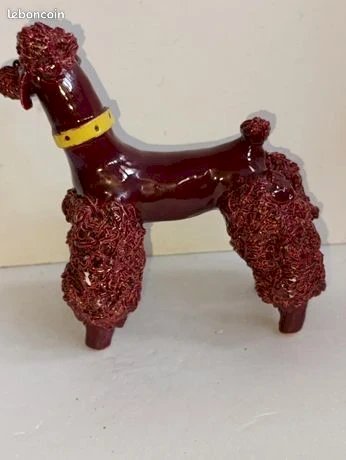 sculpture en ceramique en forme de caniche en bon etat