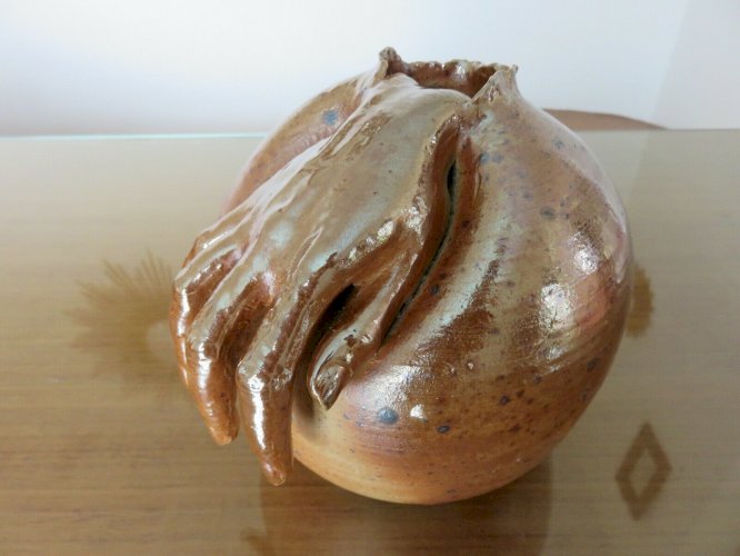 SCULPTURE EN GRES SIGNEE  JEF CONDON 1976. 