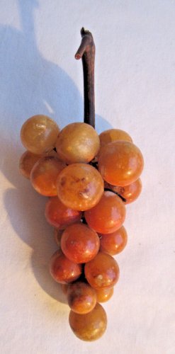 Sculpture en onyx Art Déco, grappe de raisin aux grains mordorés sur sarment