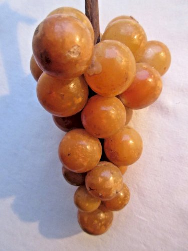 Sculpture en onyx Art Déco, grappe de raisin aux grains mordorés sur sarment