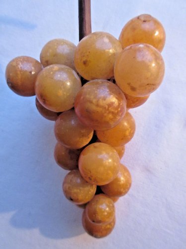 Sculpture en onyx Art Déco, grappe de raisin aux grains mordorés sur sarment