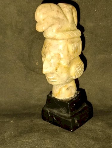 sculpture en pierre visage dans le gout maya ou azteque en bon etat