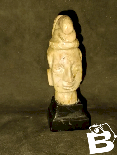 sculpture en pierre visage dans le gout maya ou azteque en bon etat