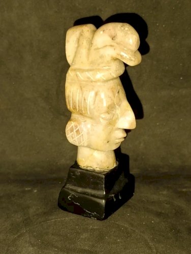 sculpture en pierre visage dans le gout maya ou azteque en bon etat