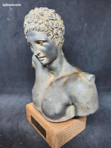 Sculpture en platre sur socle bois represenant Hermes en bon etat
