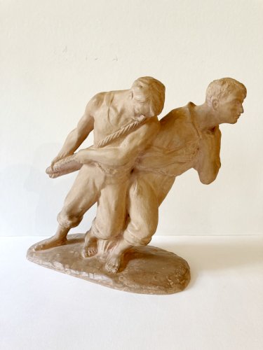 Sculpture en terre "Les haleurs", signée JC Guéro, années 1920-30